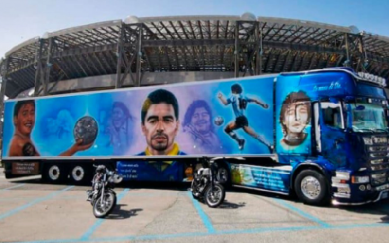 Autobús luce con un homenaje a ‘’Maradona’’ causa sensación a fanáticos