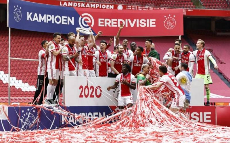 El Ajax funde el trofeo de la Eredivisie para repartirlo