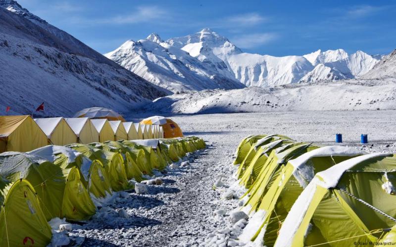 China frena la subida al Everest para evitar casos COVID