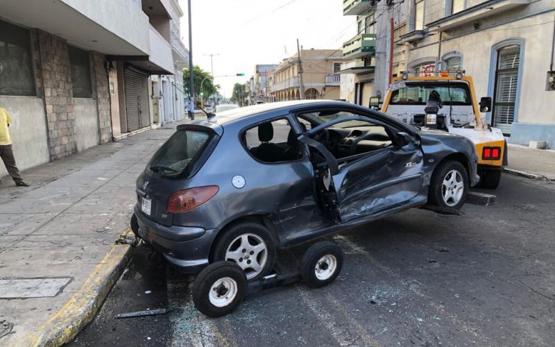  Fuerte choque en el centro de Veracruz se reporta una persona lesionada