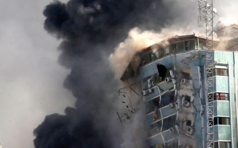 El edificio de la agencia informativa AP en Gaza, es bombardeado por ejército israelí
