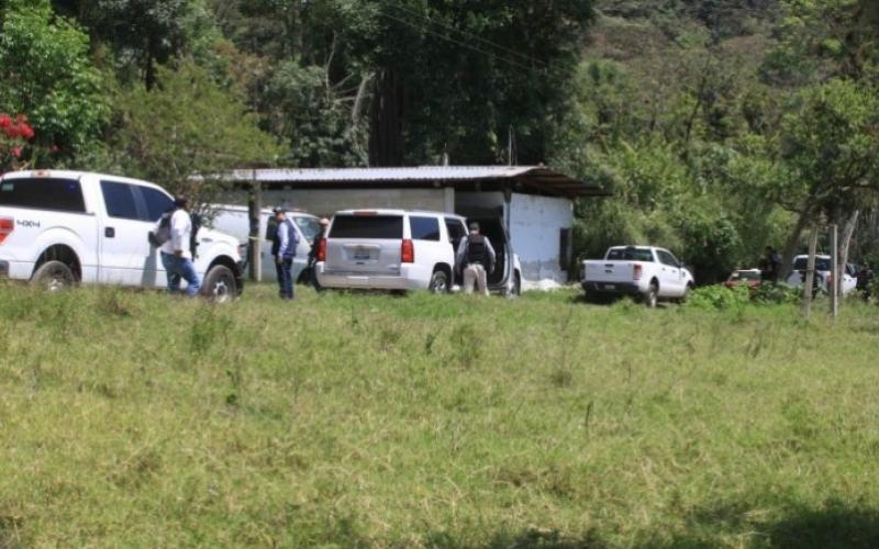 Ocho cuerpos son hallados en fosas clandestina de Sayula de Alemán