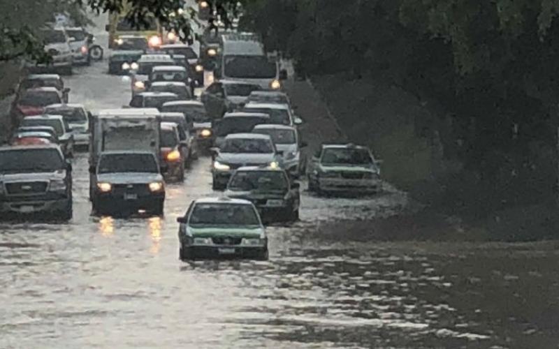 Intensa lluvia con granizo sorprende a pobladores de Xalapa