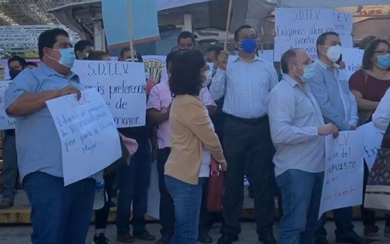  Maestros se manifiestan tras la detención de 14 profesores en Veracruz