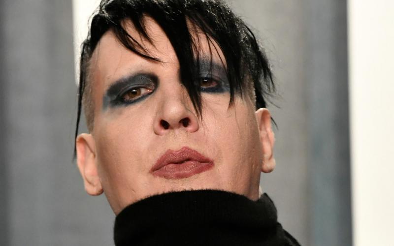  Emiten orden de arresto contra Marilyn Manson por agredir a una operadora de cámara