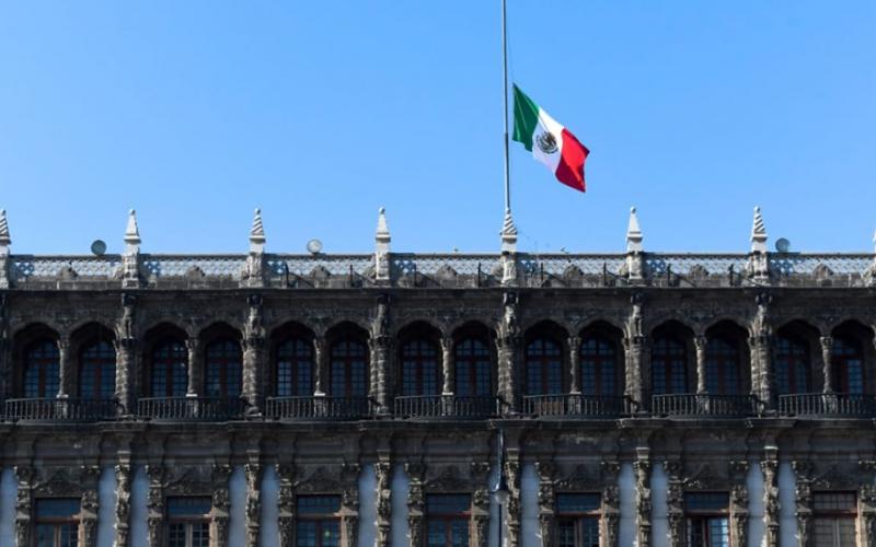 En Palacio Nacional izan la Bandera a media asta ante el luto de las victimas del metro