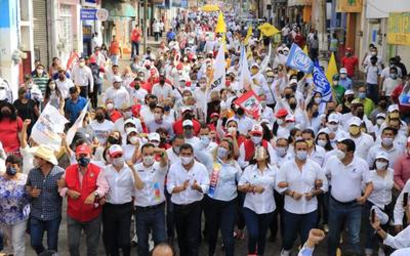 Candidatos realizan una multitudinaria marcha para el "rescate de Xalapa"