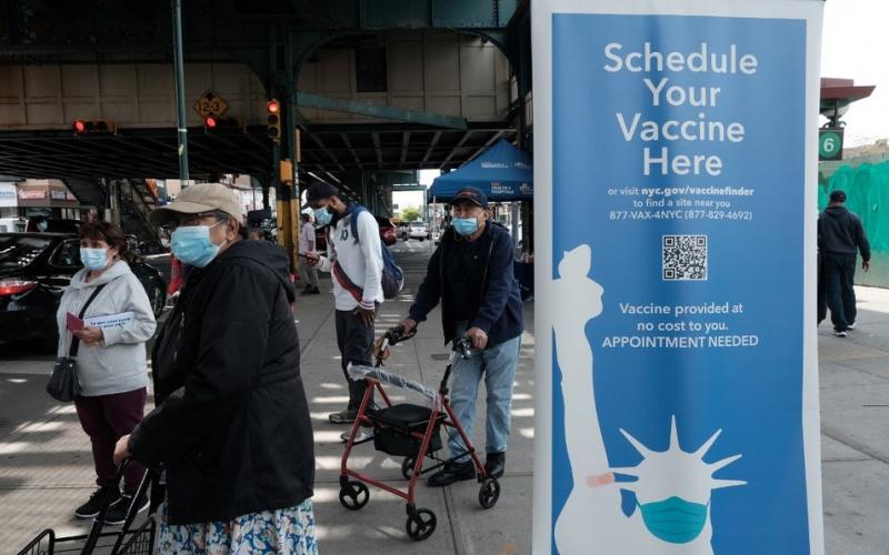 En Nueva York personas que se vacunen contra COVID recibirán boleto de lotería