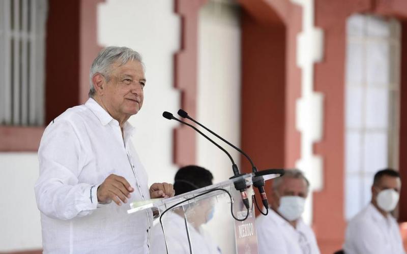 Se compromete AMLO a construir 10 parques industriales en Oaxaca para que habitantes no emigren