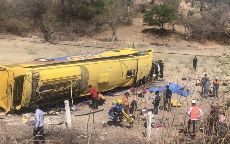 Mueren seis personas tras volcarse un autobús en Puebla