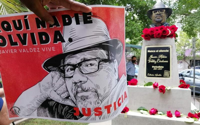 Familiares, activistas y periodistas develan busto del periodista Javier Valdez