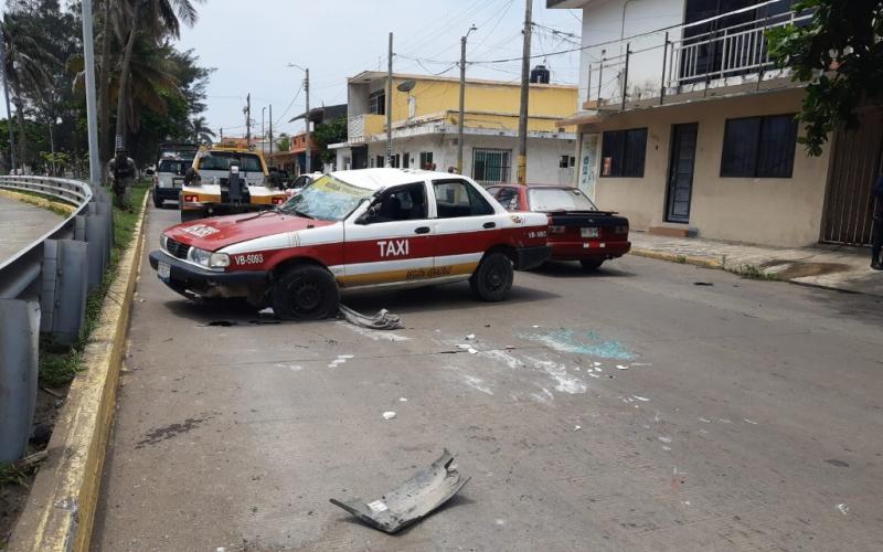 Volcadura de taxi en Veracruz