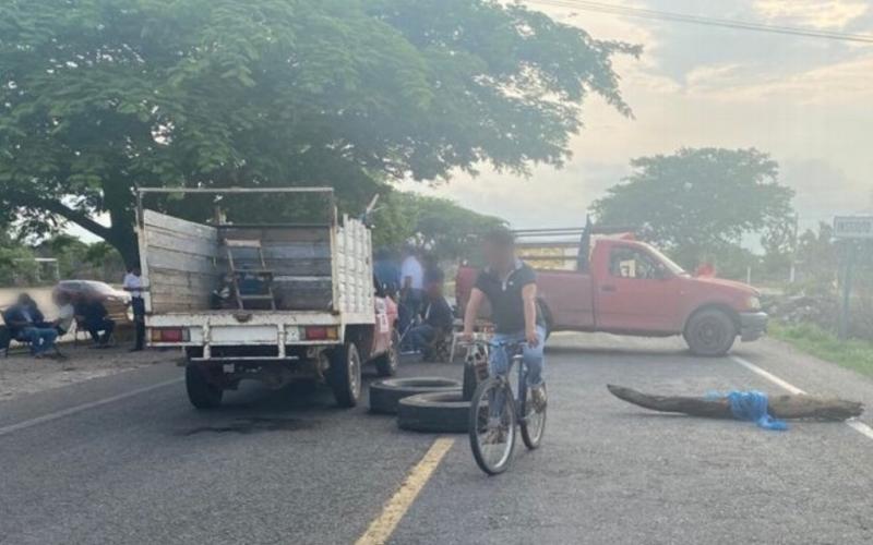 Reportan bloqueo de habitantes en carretera Coatzacoalcos