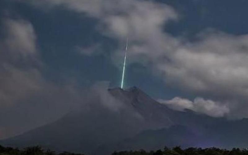 Meteorito cae del cielo y 'entra' en cráter de volcán