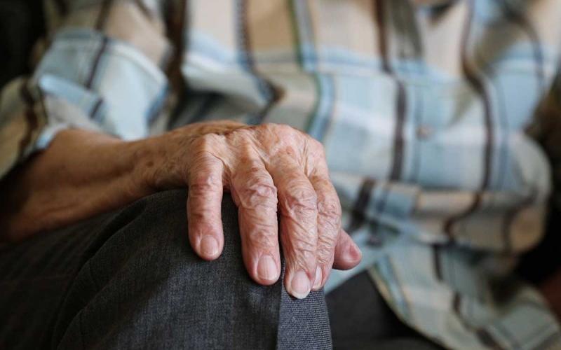 Suecia no protegió a los abuelitos del COVID, denuncia comisión parlamentaria