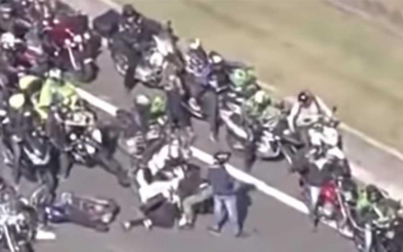 Motociclista provoca carambola en 'rodada' organizada por Jair Bolsonaro