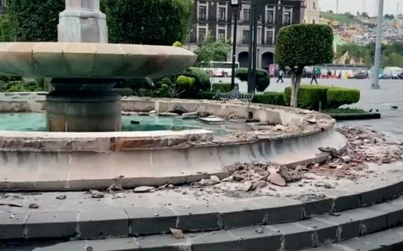 Feministas protestan y destruyen fuentes en Toluca