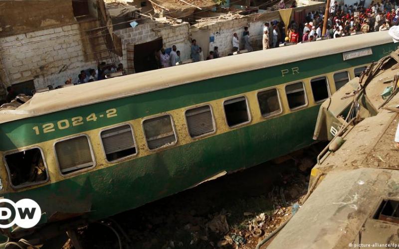 Muertos por choque de trenes en Pakistán.