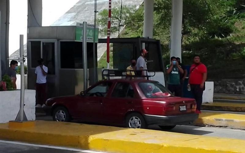 Normalistas de Ayotzinapa toman caseta en Autopista del Sol