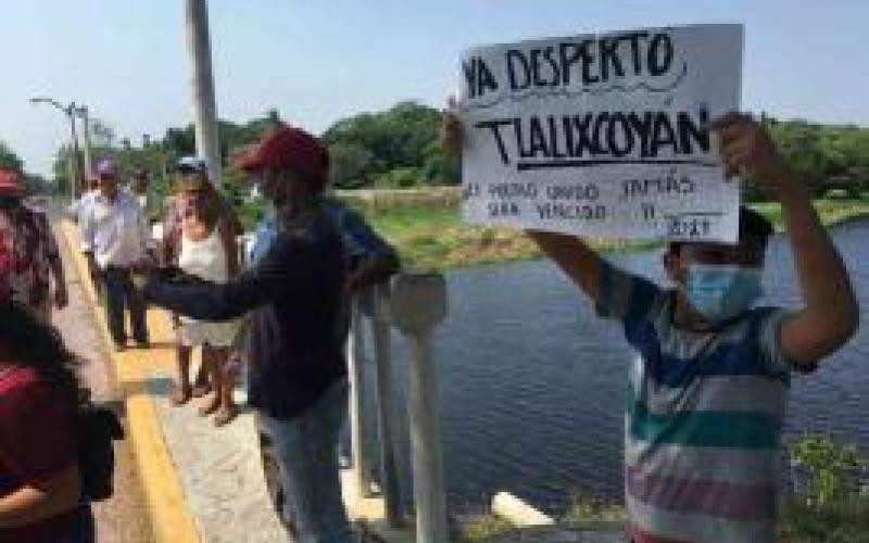 Pobladores de Tlalixcoyan toman el Palacio Municipal, ante desvió de recursos