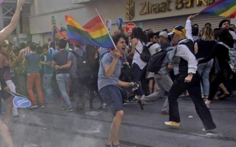 Policías frenan desfile gay en Turquía