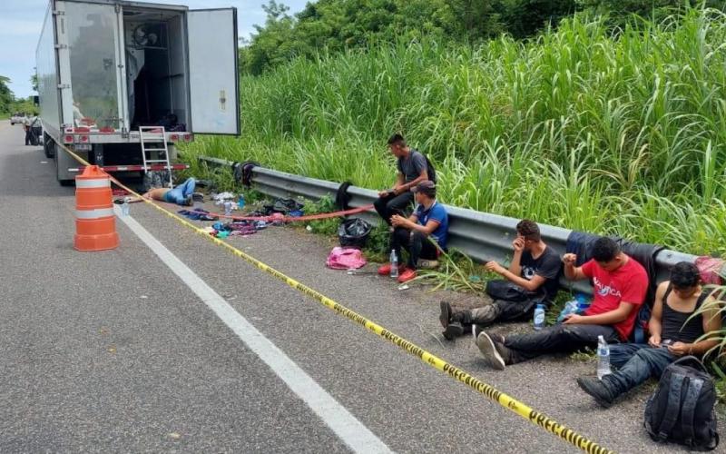 En Las Choapas abandonan tráiler con migrantes