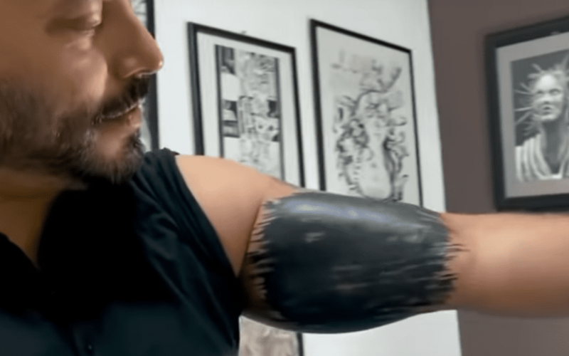 Muestra Lupillo Rivera el tatuaje con el que cubrió rostro de Belinda