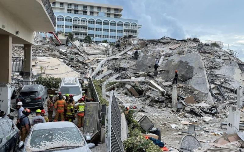 Suman 10 muertos por derrumbe de edificio en Miami