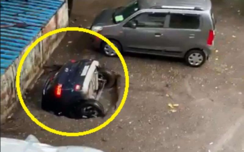 Captan momento en que socavón se "traga" un auto