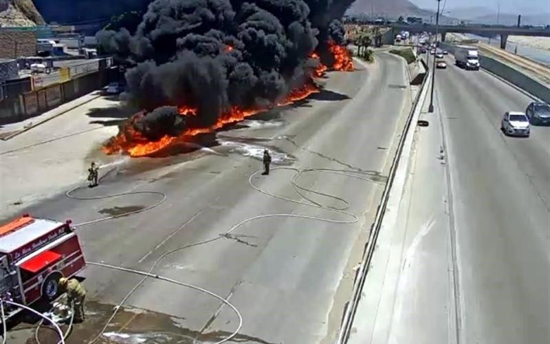 Explota pipa con gasolina en bulevar de Tijuana