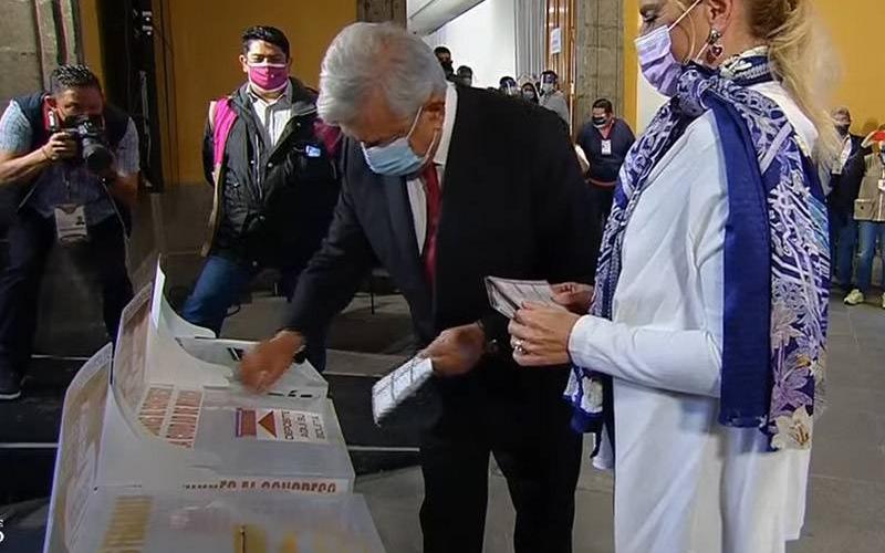 "Viva la democracia", dice AMLO tras emitir su voto