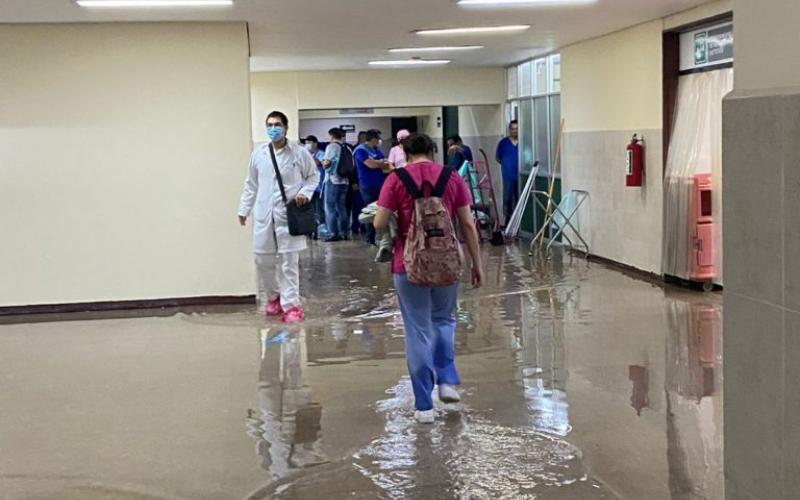  Fuerte lluvia inunda hospital del IMSS,  daña casas y vehículos