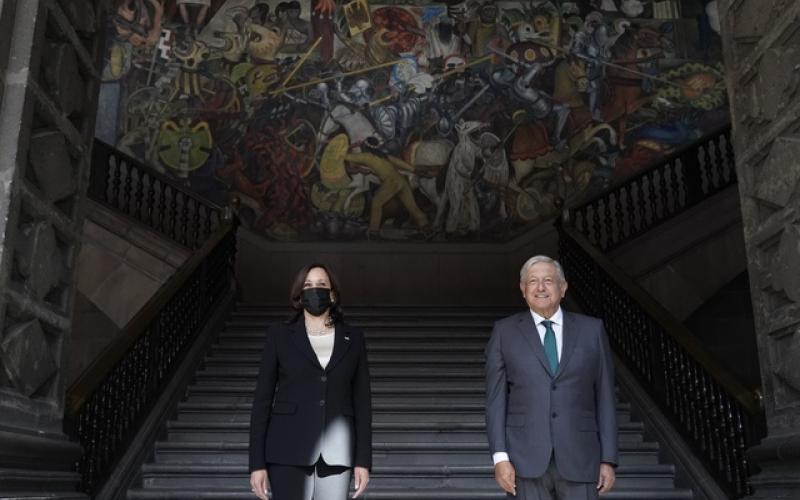 López Obrador recibe a Kamala Harris en Palacio Nacional.