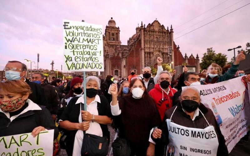 Empacadores de la tercera edad protestan en Palacio Nacional; tras 14 meses siguen sin trabajo