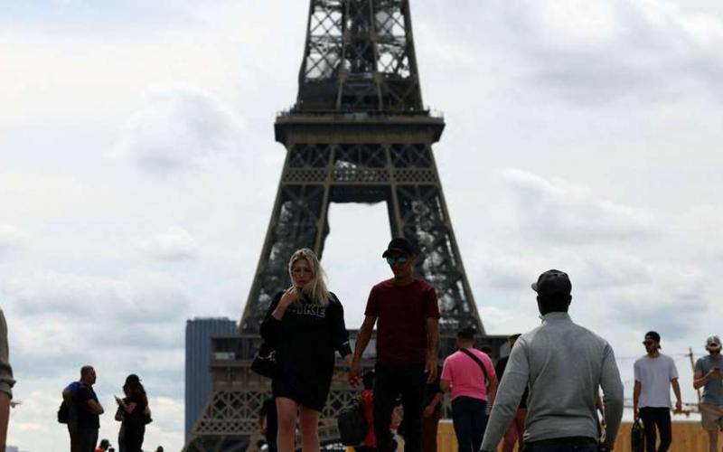 Franceses salen a la calle sin mascarilla, mientras pandemia no cede en otros países