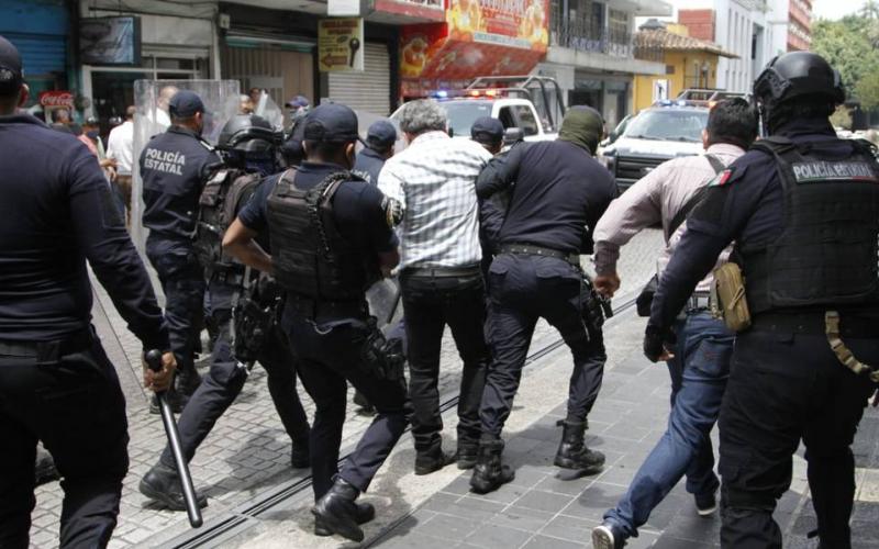  Desalojan a taxistas que bloquearan cochera de SSP, en Veracruz