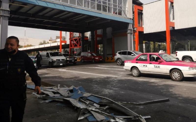 Cae parte de estructura del paso peatonal en estación del Metro en CDMX