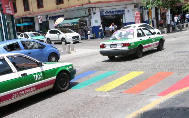 Paso peatonal en centro de Xalapa es pintado con colores de la comunidad LGBTTTIQ y Trans