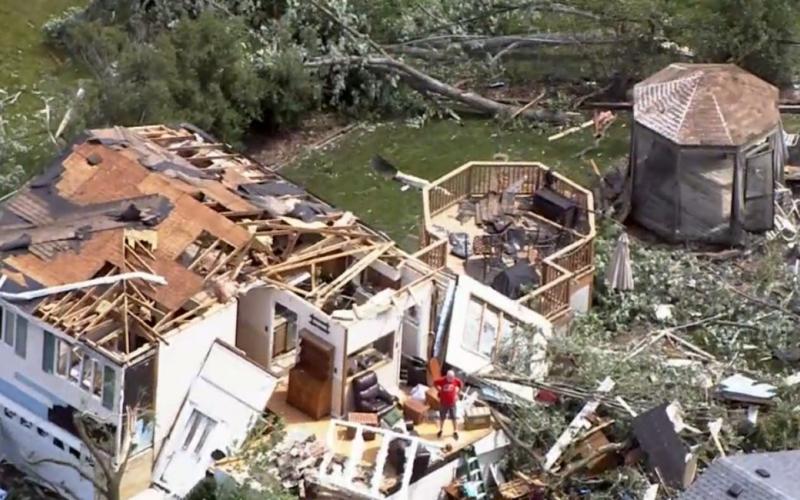 Tornado deja a más de 22 mil personas sin electricidad en EU.