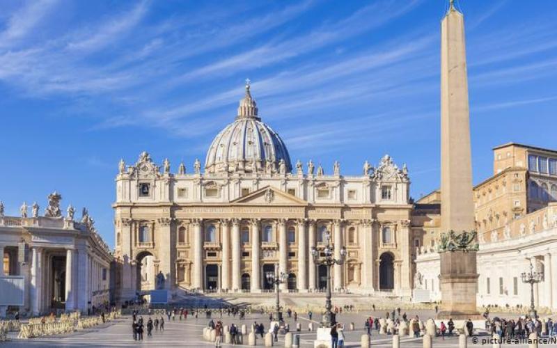 Vaticano solicita cambios en proyecto de ley contra homofobia en Italia