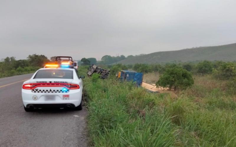 Vuelca tráiler cargado de maíz en Veracruz, vecinos del lugar hacen rapiña