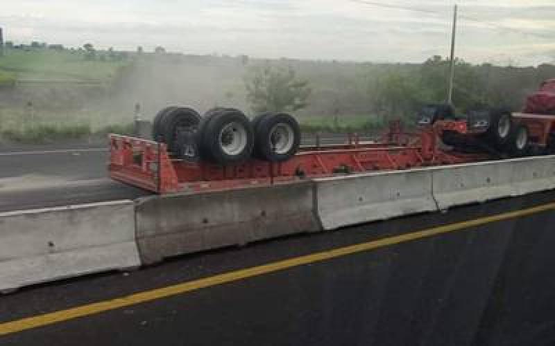 Vuelca tráiler en carretera Cardel-Xalapa; reportan rapiña de cemento