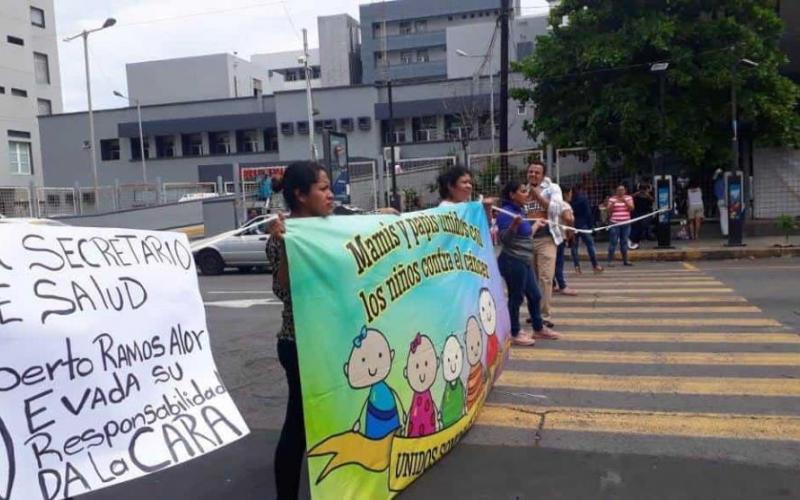 Padres de niños con cáncer bloquean 20 de Noviembre en Veracruz