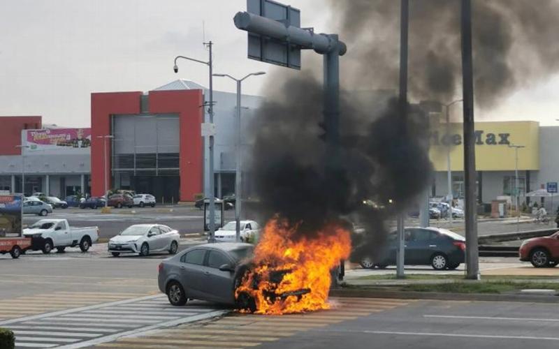 Se quema auto en Boca del Río