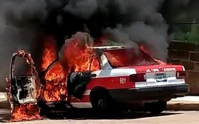 Sujetos roban taxi y lo incendian, al sur de Veracruz