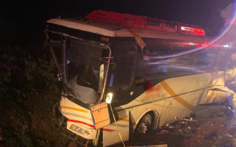 Deja 6 muertos y 10 lesionados aparatoso accidente 