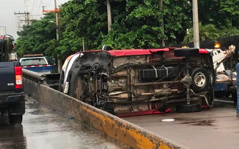 Volcadura ocasiona caos vial en avenida de Veracruz