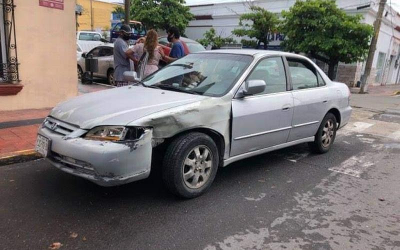 Chocan dos motos contra auto en Veracruz