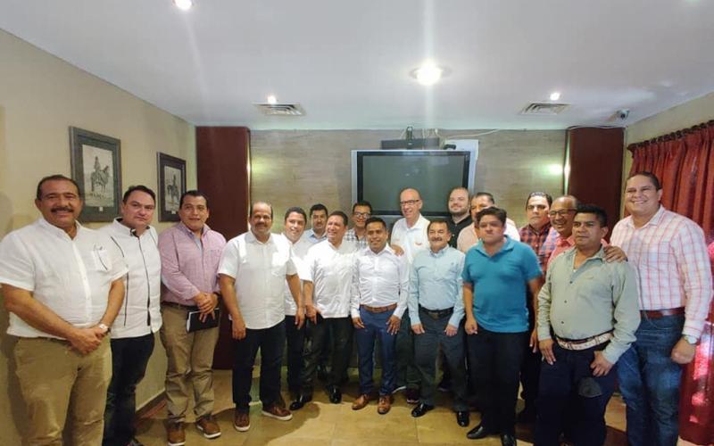 Dante Delgado se reúne con alcaldes electos en Veracruz