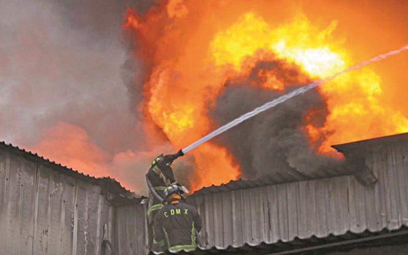 Se incendia fábrica de plásticos: CDMX